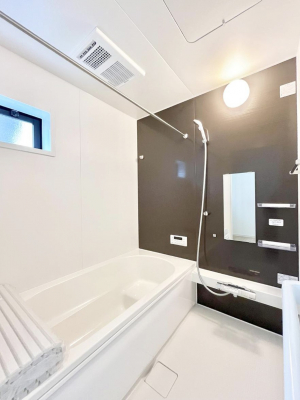 @`Bath Room`@L΂ē邱Ƃ\I̔MdȃoX^CłBqlƂꏏł\ȍLȂ̂ŁArOƂ͈ƑcR̂ЂƎy݂܂B