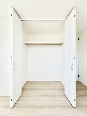 [@`Closet`@ǖʃN[[bg΃^XuKvȂAôȂXbLԂێł܂BꂽXy[XLɊpłBG߂̈ߗނ̕iȂǂՂ[o܂ˁ
