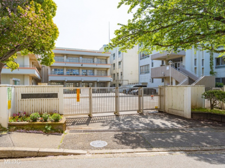 周辺環境　中学校 1050m 船橋市立飯山満中学校