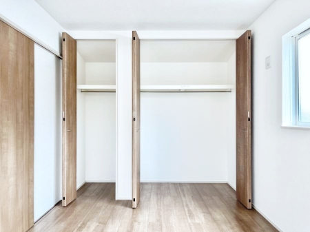 [@`Closet`@ǖʃN[[bg΃^XuKvȂAôȂXbLԂێł܂BꂽXy[XLɊpłBG߂̈ߗނ̕iȂǂՂ[o܂ˁ