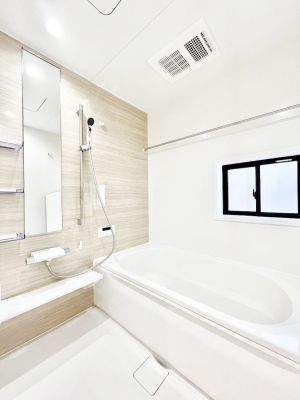 @Q`Bath Room`@t̃oX[́Ǎ薾邭C̗ǂԂłB邱ƂŁACǍDB芰oX[ŁÃoX^Cy݂ɂȂ肻łB