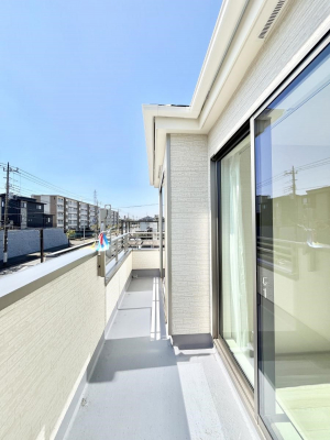 oRj[@P`Balcony`@̃oRj[̑Oɂ͉_ȊOɑzՂ̂܂B󕨂₷A薾邭ĈĂ܂Bg₷JIȃoRj[ł