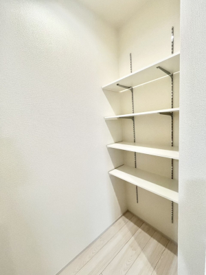 [@`Pantry`@Lb`Ɏ[Xy[Xݒu܂IHiXgbNł֗ȏꏊłBLb`͉Ƃ̒łꏊB펞ɔĂ̔H~Xy[XƂĂĝSłˁB