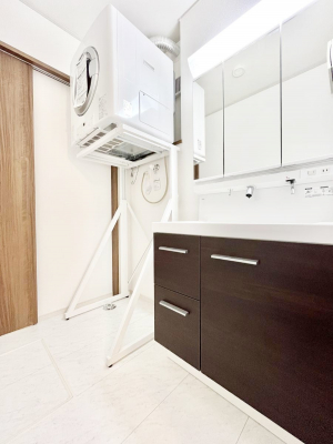 ̑@Q`Dressing Room`  FœꂳĂƁAXbLƐۂ܂B̗ɂ͂ՂƎ[Xy[XWÍAVv@\dāB