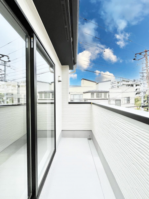 oRj[@`Balcony`@傫ȋɈ͂܂ꂽĈƁBoRj[`ň|IȊJɕ܂܂BoRj[͗z݂zc󕨂C悭Ƃł܂B
