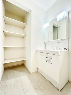 ̑@2`Dressing Room`@FœꂳĂƁAXbLƐۂ܂B̗ɂ͂ՂƎ[Xy[XWIɃVvɐSn悭B