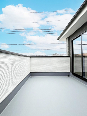 バルコニー　内装～Balcony～　大きな空に囲まれた気持ちのいい家。バルコニーを覗くだけで圧倒的な開放感に包まれます。バルコニーは陽がさしこみお布団や洗濯物を気持ちよく干すことができます。