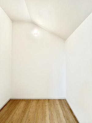 その他　内装～Walk-in Closet～　必要なものやコーディネートを一覧して確認でき、身支度や準備が短時間で済むウォークインクローゼットを設置しました。家の中をすっきりとさせる便利な収納スペースです。