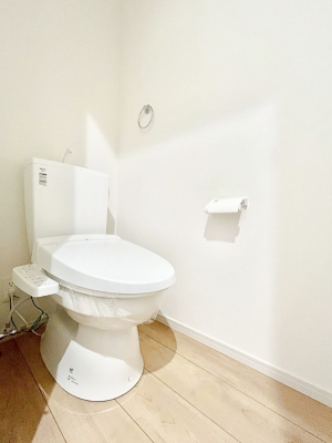 トイレ　内装～Toilet～　綺麗・スッキリ・快適なウォシュレット付トイレでくつろげる空間です。トイレは毎日使わざるを得ないもの。いつも清潔を保ちたいですね。トイレが2ヶ所あるので朝の混雑時に便利です！