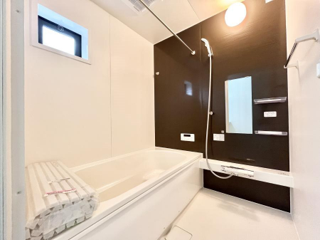 @`Bath Room`@L΂ē邱Ƃ\I̔MdȃoX^CłBqlƂꏏł\ȍLȂ̂ŁArOƂ͈ƑcR̂ЂƎy݂܂B
