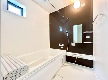 @`Bath Room`@L΂ē邱Ƃ\I̔MdȃoX^CłBqlƂꏏł\ȍLȂ̂ŁArOƂ͈ƑcR̂ЂƎy݂܂B