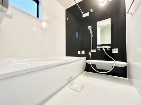 浴室　内装◆２号棟◆～Bath Room～  窓付きのバスルーム。  陽射し差し込む明るい環境は、日中の入浴も気持ち良くお使い頂けそうです。  また、浴室乾燥機も完備しております。  換気環境も良好です。