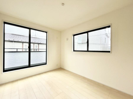 その他内観　内装◆２号棟◆～Bed Room～　2面採光を確保した明るい室内は、風通しも良く、大変居心地の良い空間となっております。爽やかな風を感じて起きる朝は、快適生活の始まりに！日当たりや通風がとても良い住まい♪