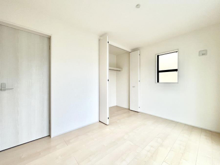 寝室　内装◆２号棟◆～Bed Room～　マンションと違い部屋数が多いのが戸建てのメリットです。ご家族が増えたことで手狭に感じていた住まいも戸建てでは各居室プライバシーを保つことができます。