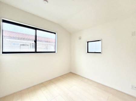 子供部屋　内装◆２号棟◆～Bed Room～　子供部屋はお子様にとって大変重な役割があります。子供一人で過ごす空間を与えることで、宿題や勉強時間も自然と増えまた自ら部屋の片付けや掃除なども促すことに繋がります。