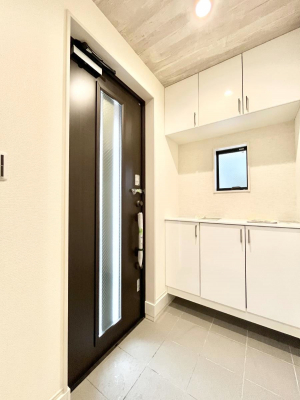 玄関　内装◆２号棟◆～Entrance～　家の中でお客様を迎える最初の場所である玄関は、家の印象そのものです！豊富な玄関収納で、常に綺麗に保つことが出来ます♪玄関にはたっぷり収納の下駄箱を完備！