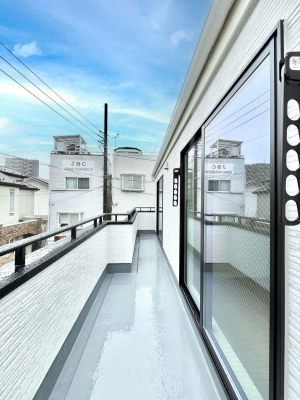 バルコニー　内装◆２号棟◆～Balcony～　南向きのバルコニーの前には雲以外に太陽を遮るものがありません。お洗濯物も乾きやすく、何より明るく気持ちのいい光が入ってきます。使いやすく開放的なバルコニーです♪