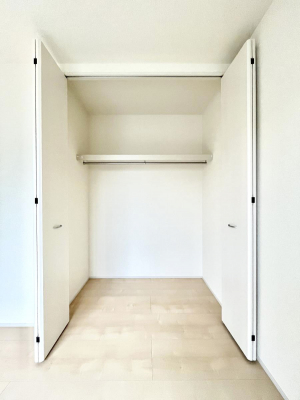収納　内装◆２号棟◆～Closet～　壁面クローゼットがあればタンスを置く必要がなく、出っ張りのないスッキリ空間を維持できます。限られたスペースを有効に活用できそう。衣類や趣味の品などたっぷり収納出来ますね♪