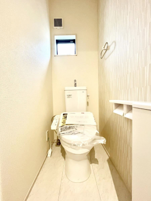 トイレ　内装◆２号棟◆～Toilet～　清潔感のある水回り♪トイレはウォシュレット付きです◎トイレは毎日使わざるを得ないもの。いつも清潔を保ちたいですね。トイレが2ヶ所あるので朝の混雑時に便利です！