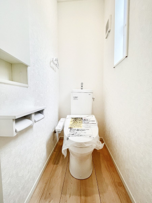 トイレ　明るく清潔感のあるトイレです。   
