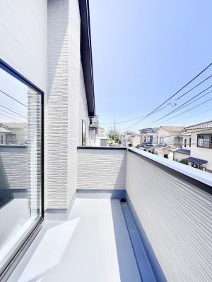 oRj[@`Balcony`@̃oRj[̑Oɂ͉_ȊOɑzՂ̂܂B󕨂₷A薾邭ĈĂ܂BƑS̐󕨂CɊ܂B