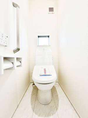トイレ　トイレは温水洗浄機能付き