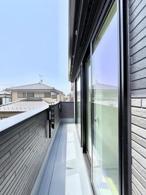 oRj[@`Balcony`@̃oRj[̑Oɂ͉_ȊOɑzՂ̂܂B󕨂₷A薾邭ĈĂ܂BƑS̐󕨂CɊ܂B