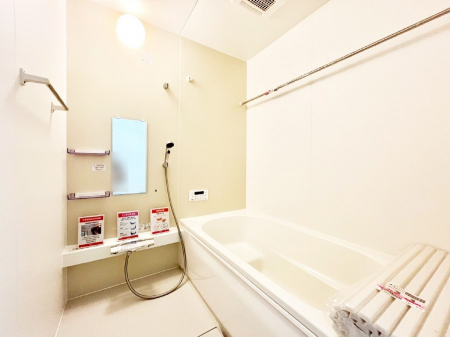 @`Bath Room`@L΂ē邱Ƃ\I̔MdȃoX^CłBqlƂꏏł\ȍLȂ̂ŁArOƂ͈ƑcR̂ЂƎy݂܂B