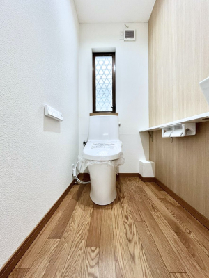 トイレ　明るく清潔感のあるトイレです。 
