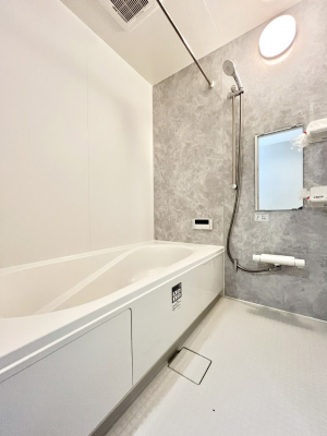 @`Bath Room`@ƑL΂ē邱Ƃ\I̔MdȃoX^CłBqlƂꏏł\ȍLȂ̂ŁArOƂ͈ƑcR̂ЂƎy݂܂B