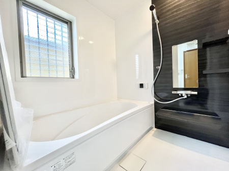 浴室　内装～Bath Room～　窓付きのバスルームは、採光もあり明るく気持ちの良い空間です。窓があることで、換気環境も良好。ゆったり寛げるバスルームで、毎日のバスタイムが楽しみになりそうです。