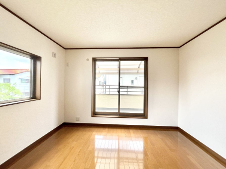 その他内観　内装～Bed Room～  「今日も一日お疲れ様」とご夫婦でゆったりくつろげる寝室。  毎日の家事やお仕事に疲れた日はフカフカのベットで癒されてください。テレビや本棚をおいても快適な広さが自慢♪
