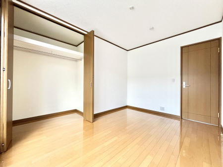 寝室　内装～Bed Room～  全居室には収納クローゼットを完備！普段使いのお洋服や小物はもちろん、季節物のお洋服などもしっかりと整理整頓おしまい頂けます。  居室空間を広く使用できますね。