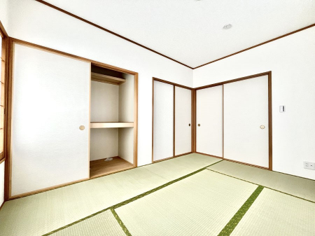 その他内観　内装～Japanese Room～  和室が持つ特別な時間、麗らかな春のやわらかな時、冬枯れの時がもたらす凛とした時間、経る年月によって表情を変える特別な場所、家族みんなのお気に入りの空間。  