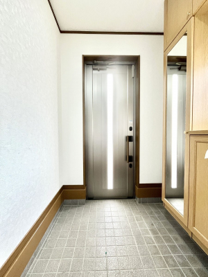 玄関　内装～Entrance～　下駄箱ミラー付なので、お出かけ前の身だしなみチェックに◎♪玄関はお客様をお出迎えする一番最初の場所、帰ってくる時に入る最初の場所。そんな場所だからこそ、より良い空間に…♪