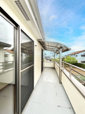 バルコニー　内装～Balcony～  バルコニーは温かい陽がさしこみ、お布団や洗濯物を気持ちよく干すことができます。  使いやすく開放的なバルコニーです♪陽ざしがたっぷり降り注ぐ、バルコニー付き住まい。  