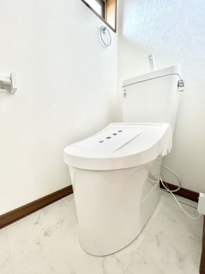 トイレ　内装～Toilet～　綺麗・スッキリ・快適なウォシュレット付トイレでくつろげる空間です。1、2階共にトイレスペース！採光もあり明るく、快適空間となっております♪毎日使う場所だからこその配慮です！