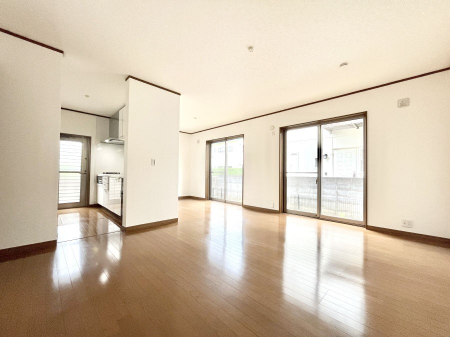 その他内観　内装～Living～　飽きの来ないシンプルでおしゃれなLDK。大きな窓から日差しが差し込むので室内も明るく、家族の憩いの場としてピッタリです。開放感と日当たりの良さを是非ご覧ください！