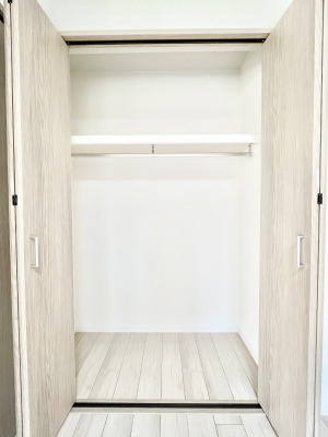 [@`Closet`@ǖʃN[[bg΃^XuKvȂAôȂXbLԂێł܂BꂽXy[XLɊpłBG߂̈ߗނ̕iȂǂՂ[o܂ˁ 