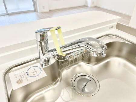 その他内観　いつでも清潔なおいしいお水を。一つの水栓で水道水と浄水を使い分け。