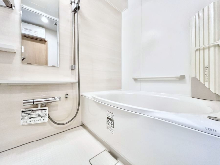 @`Bath Room`@L΂ē邱Ƃ\I̔MdȃoX^CłBqlƂꏏł\ȍLȂ̂ŁArOƂ͈ƑcR̂ЂƎy݂܂B