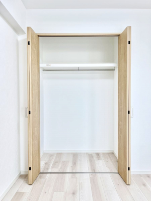 [@`Closet`@ǖʃN[[bg΃^XuKvȂAôȂXbLԂێł܂BꂽXy[XLɊpłBG߂̈ߗނ̕iȂǂՂ[o܂ˁ 