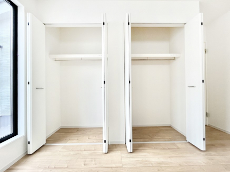 [@1`Closet`@ǖʃN[[bg΃^XuKvȂAôȂXbLԂێł܂BꂽXy[XLɊpłBߗނ̕iȂǂՂ[o܂ˁ