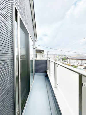 oRj[@`Balcony`@傫ȋɈ͂܂ꂽĈƁBoRj[`ň|IȊJɕ܂܂BoRj[͗z݂zc󕨂C悭Ƃł܂B