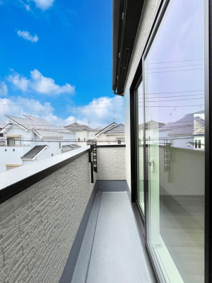 oRj[@`Balcony`@̃oRj[̑Oɂ͉_ȊOɑzՂ̂܂B󕨂₷A薾邭ĈĂ܂BƑS̐󕨂CɊ܂B