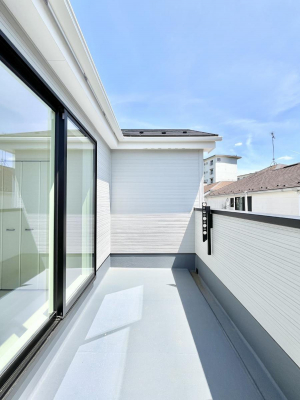 oRj[@W`Balcony`@傫ȋɈ͂܂ꂽĈƁBoRj[`ň|IȊJɕ܂܂BoRj[͗z݂zc󕨂C悭Ƃł܂B