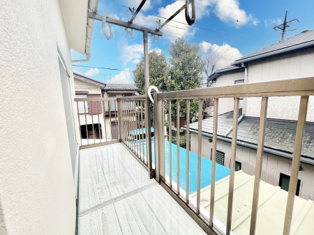 oRj[@`Balcony`@傫ȋɈ͂܂ꂽĈƁBoRj[`ň|IȊJɕ܂܂BoRj[͗z݂zc󕨂C悭Ƃł܂B