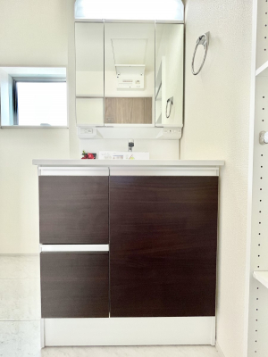 ʑEʏ@R`Dressing Room`@\ȑ傫̐ʑ͎[鎖ȂAgȂ݃`FbN⎕ȂǁA̍QԂłzeCNȃXy[Xŗ]TƂƂĒ܂B