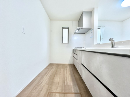 �L�b�`���@�u�₩�ȕ����ʂ蔲����L�b�`���B��������̂Ŗ��邭���C�ɂ��𗧂��܂��B