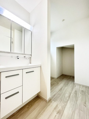 ʑEʏ@`Dressing Room`@\ȑ傫̐ʑ͎[鎖ȂAgȂ݃`FbN⎕ȂǁA̍QԂłzeCNȃXy[Xŗ]TƂƂĒ܂B